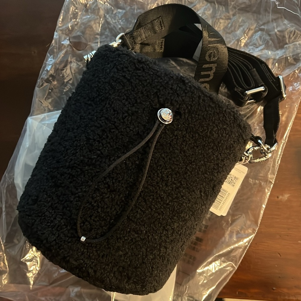 NWT Lululemon Crossbody Fleece Bucket Bag 2.5L